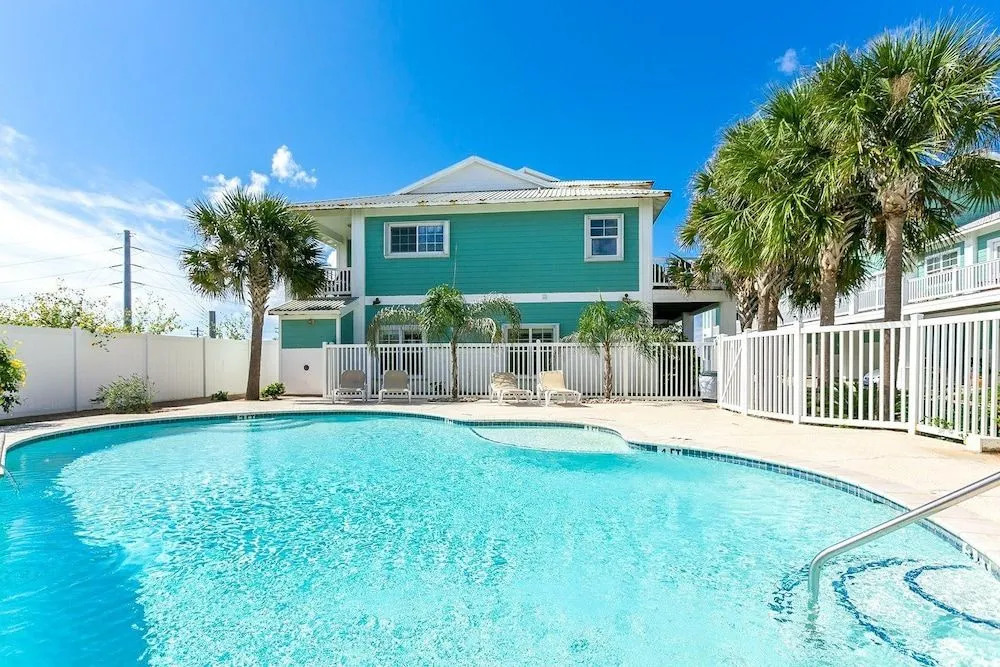 3BR Townhome with Tower Views by RedAwning