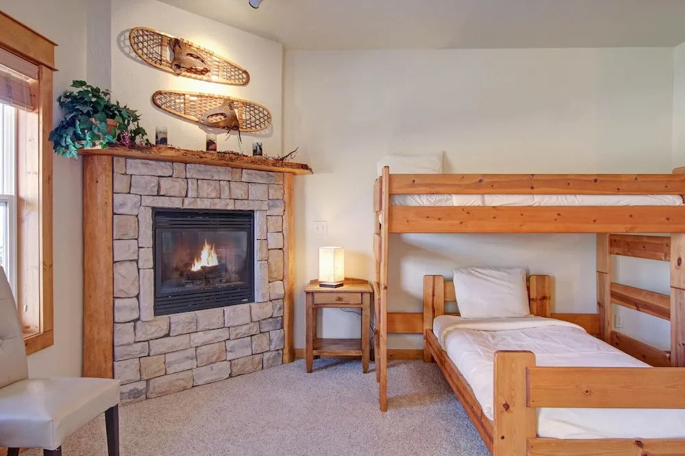 Nisa Mountain 36 2 Bedroom Condo by RedAwning