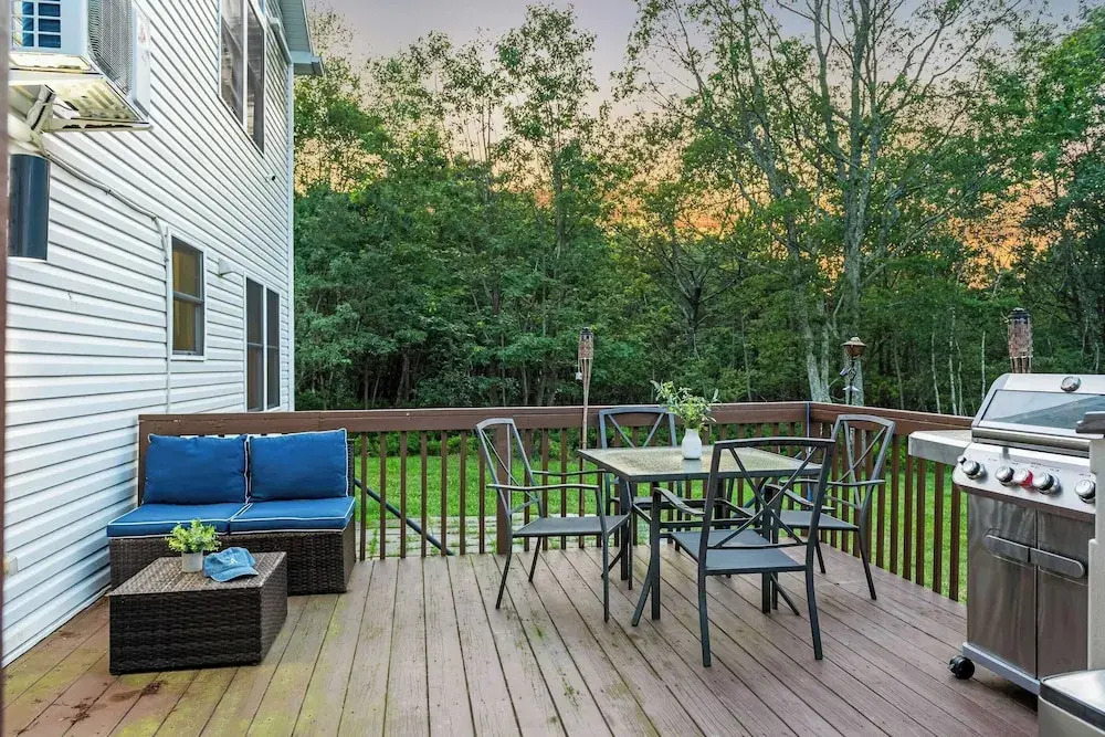 Birch Hollow by Avantstay Cozy Poconos Home w/ Fireplace, Soaking Tub & Kids Play Area