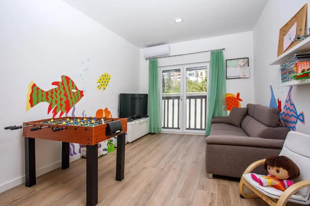 LUXURY VILLA PARADISE 120m from sandy beach, heated pool, billiard, max 12 pax