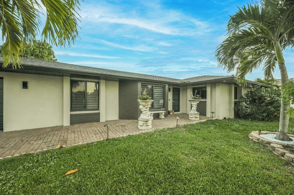 Tropical Naples Hideaway - 1 Mi to Beaches!