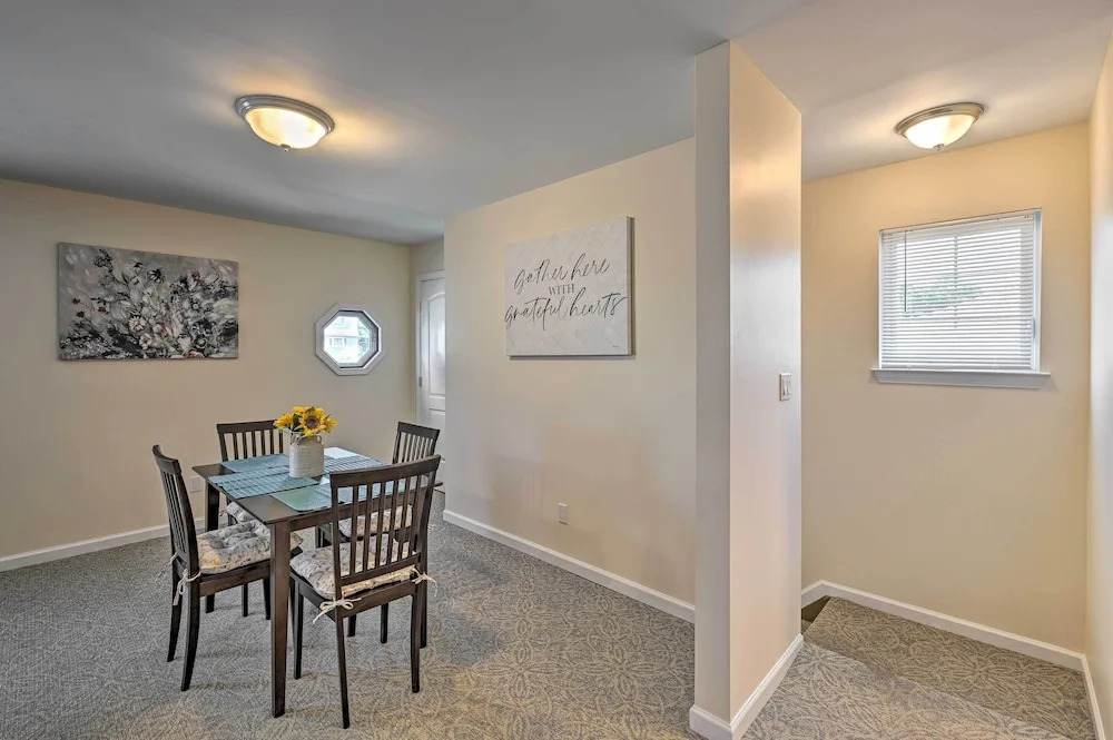 Glen Cove Home: Walk to Boardwalk + Dining!