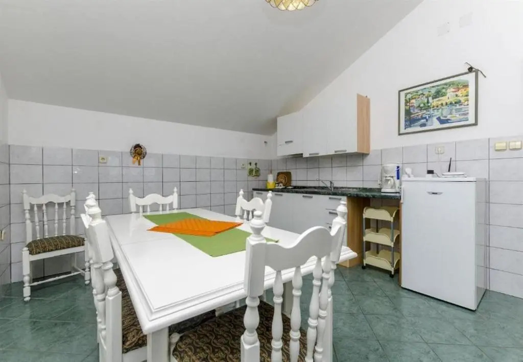 Apartments and rooms Mate1-near sea