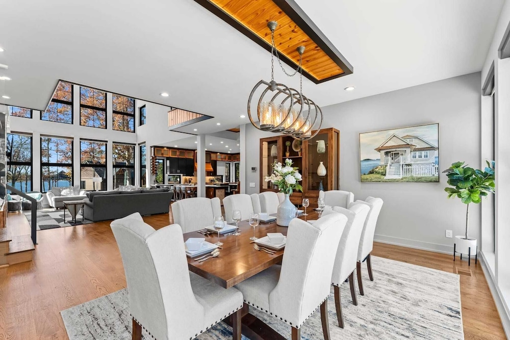 The Grand on Greenbay-7 Bedrooms Sleeps 20 Modern new Build