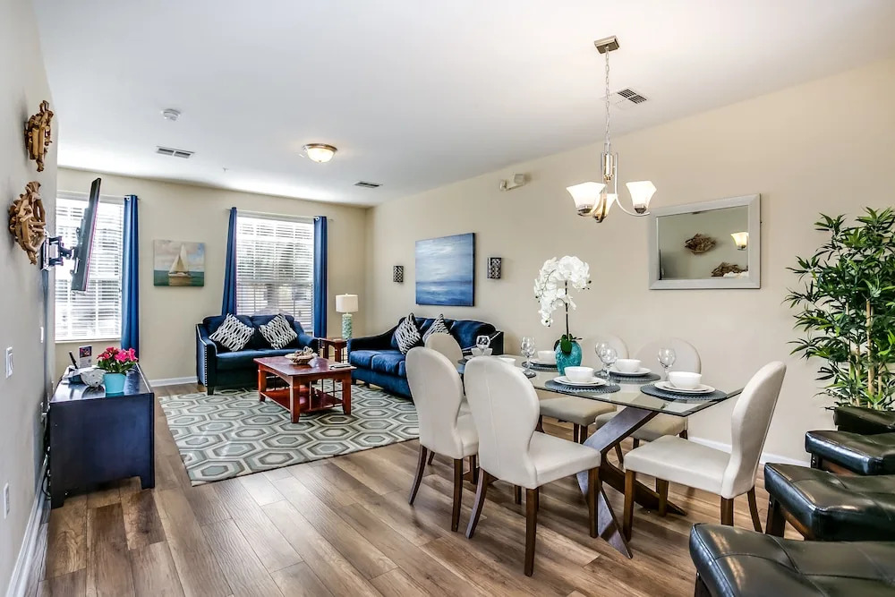 Spacious Vista Cay Townhome Newly Furnished