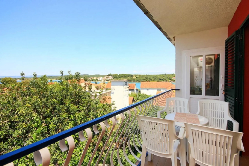 Ljube - quiet location & close to the beach - A2(4+1)