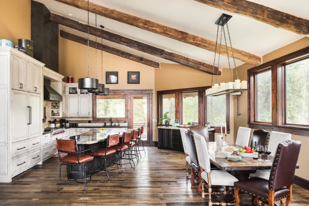 Sleeps 22! Craftsman Haven in Gated Community w/ Movie Room & Skiing
