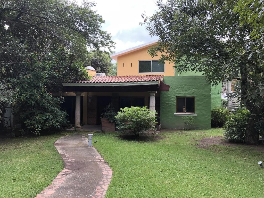 El Jardín De En Medio