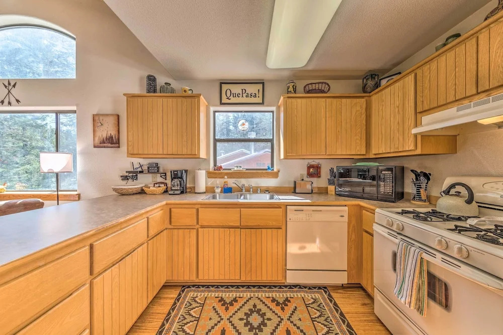 Charming 'coppertop' Cloudcroft Cabin: 3 Mi to Ski