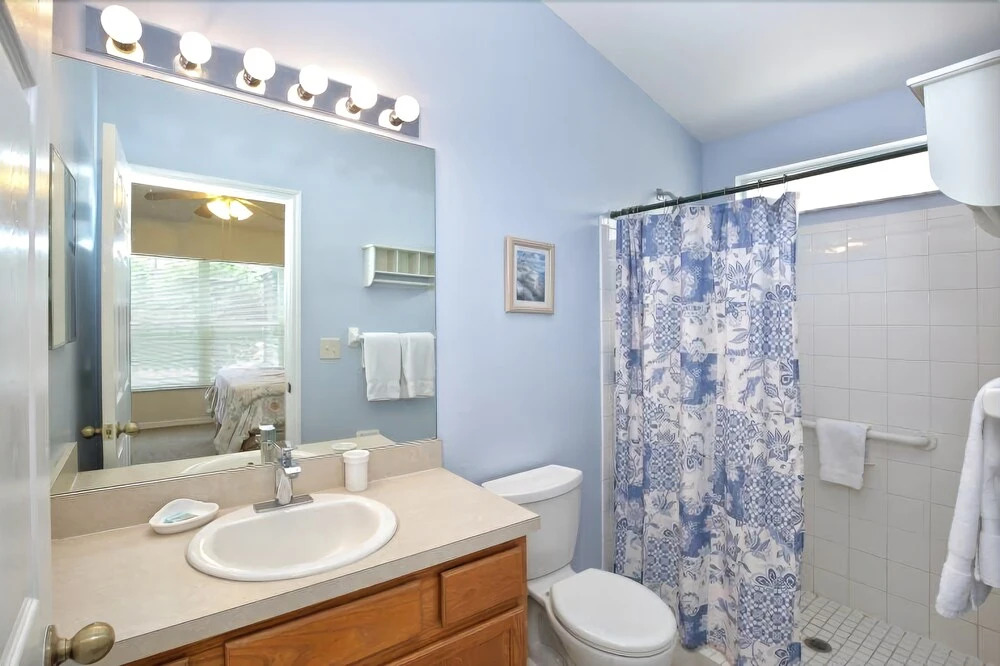 Cozy and Charming Gated Family Style Home w Pool