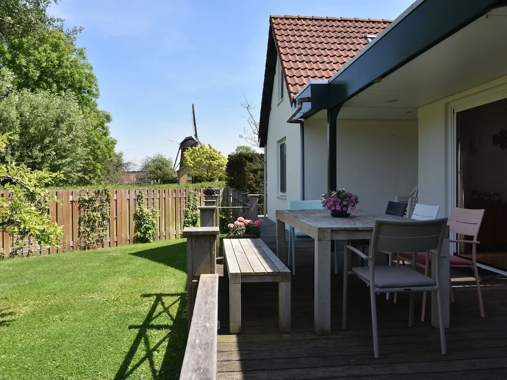 Luxury Holiday Home in Oostvoorne by the Lake