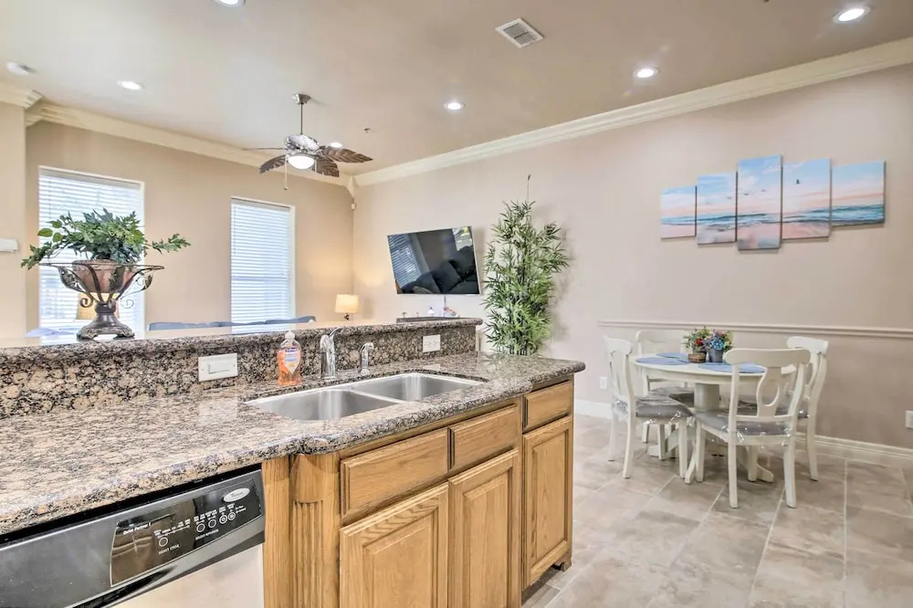 South Padre Island Condo - 200 Ft to Beach!