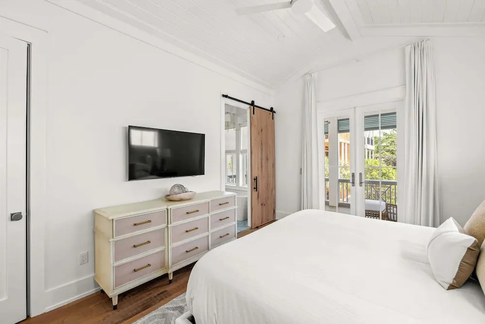 Beautiful Seacrest Home, Sleeps 16 - Lagoon Pool and Beach Tram Service