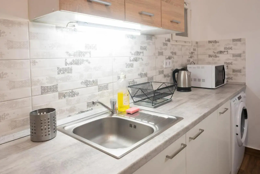 FREE PARKING!! Cozy and quiet apartment near Kiraly street 4ppl, AC