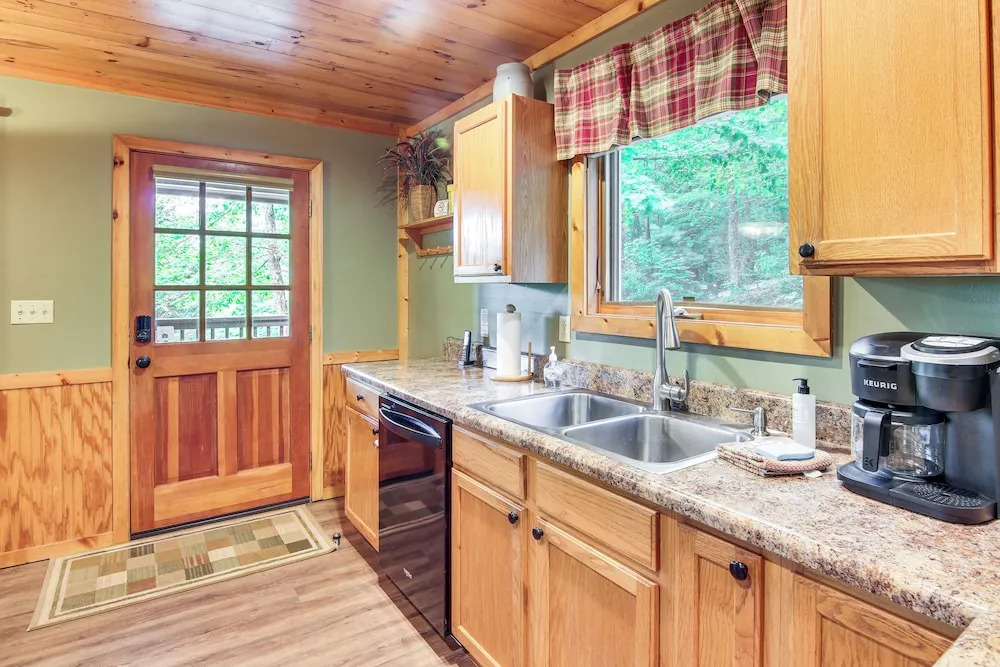 'fox Den' w/ Hot Tub! 22 Mi to Cataloochee Skiing