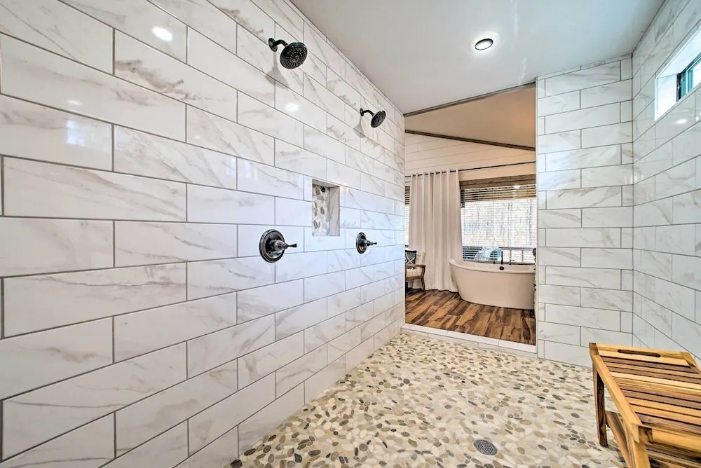 Chic Broken Bow Escape w/ Hot Tub & Fire Pit!