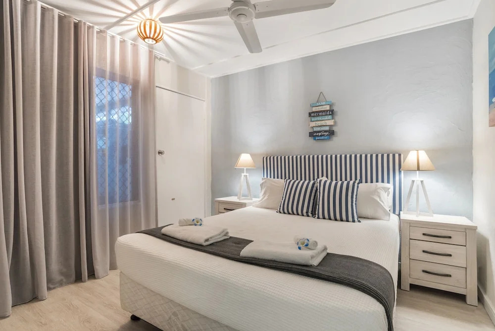 Tropical Unit with Private Fenced Garden Close to The Beach 5