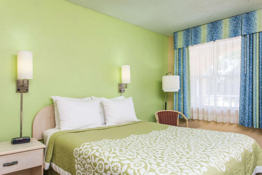 Days Inn by Wyndham Bradenton I-75