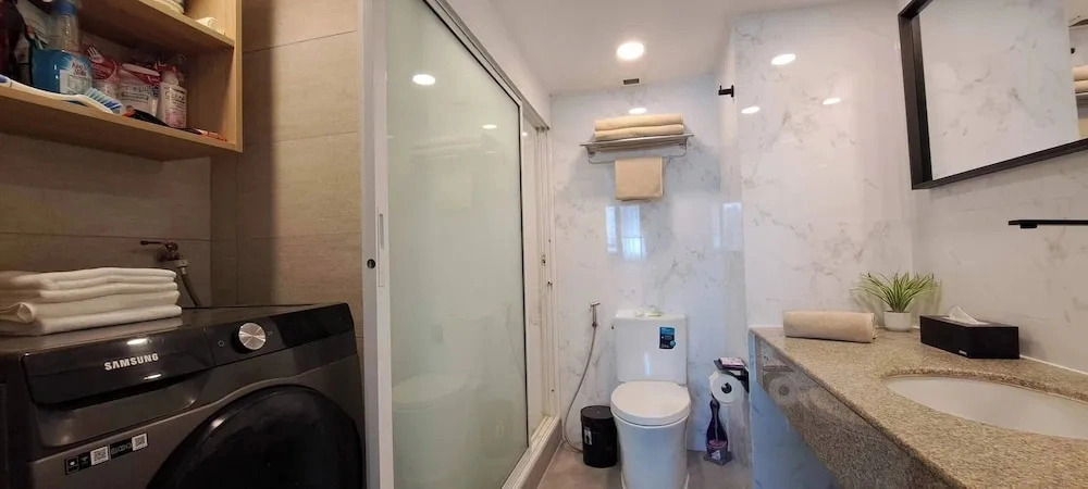 Newly Renovated 1 Bedroom Condo Nana