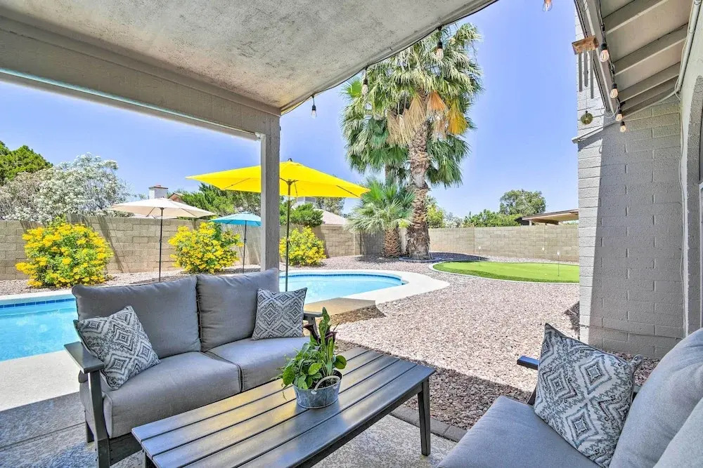 Pool & Putting Green: Scottsdale Family Escape