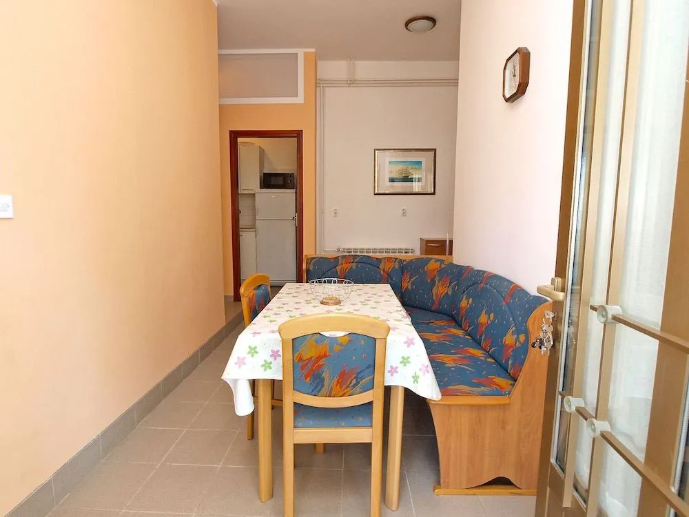 Apartment 894