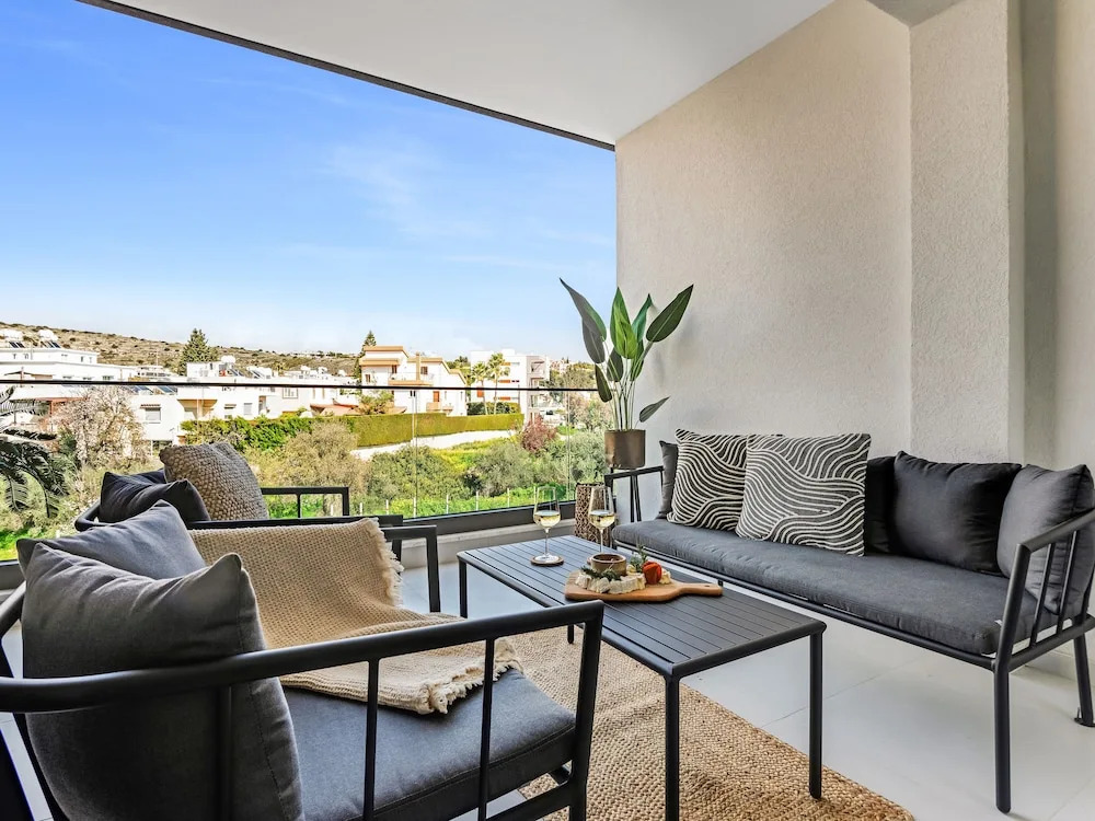 Sanders Triple - Nice 1-bdr Apt With Balcony