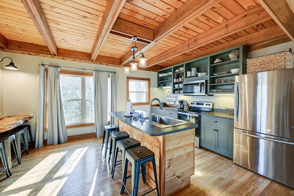 Bryson City Cabin: Deck & Mountain-view Hot Tub