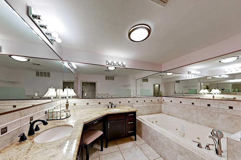 125 E Verna Jean - 4 Br Townhouse
