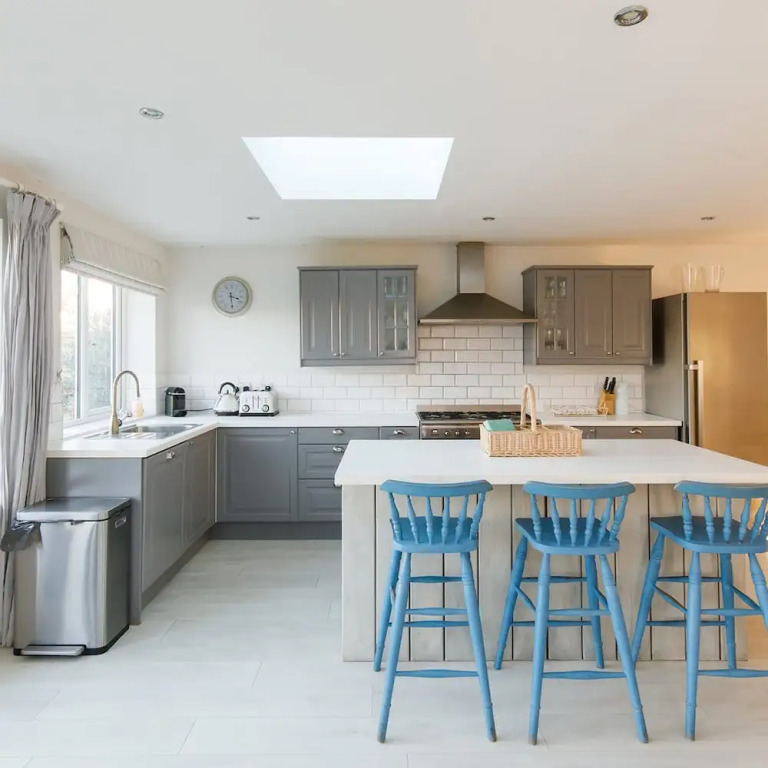 4BR Beach House sleeps 10 - 5 mins walk to the Sea
