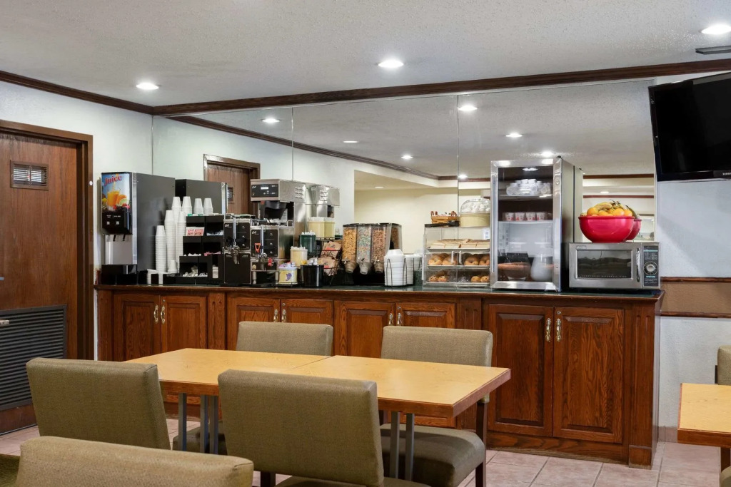 Norwood Inn & Suites By BlissPoint