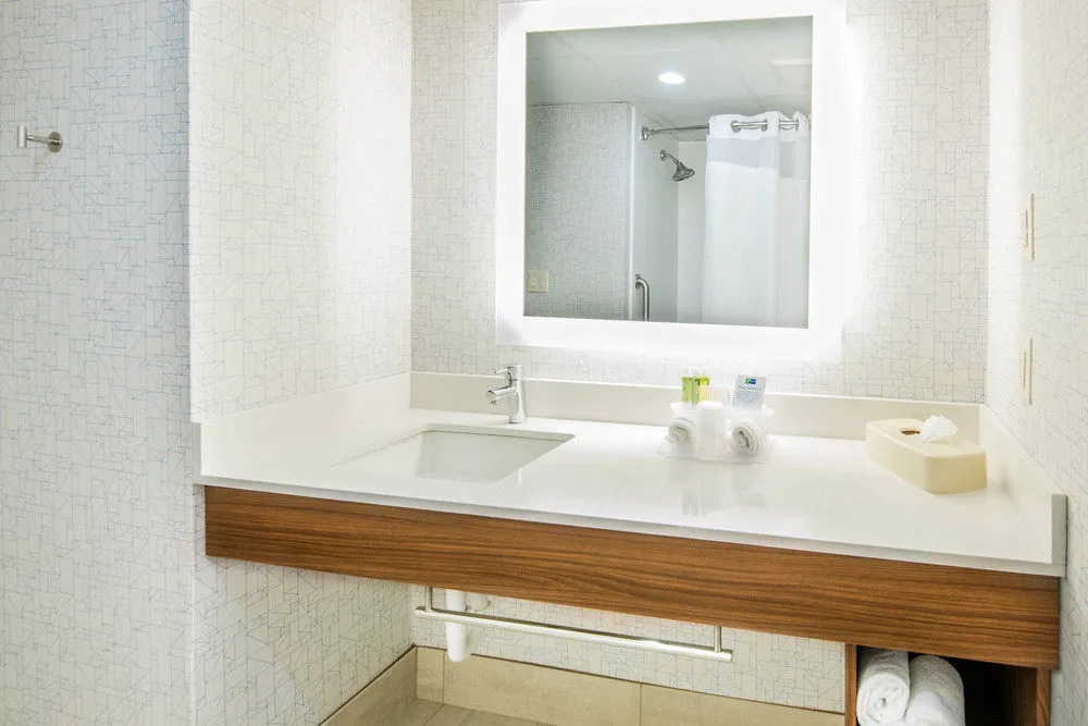 Holiday Inn Express & Suites Woodbridge