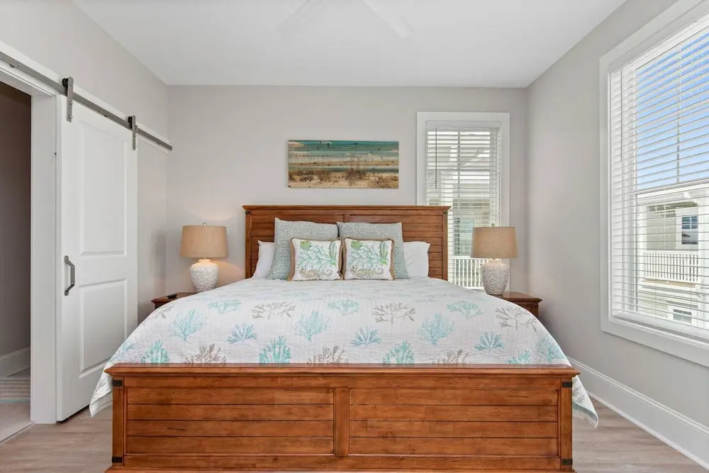 Luxury Beach Condo 5 Min Walk to Beach Shops
