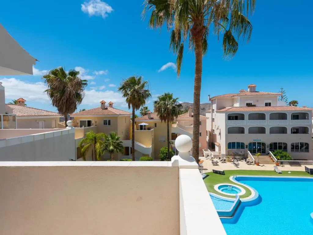 10E Country Club Accommodation POOL!