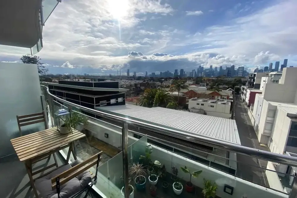 Stylish 2 Bedroom Apartment in Port Melbourne With City Views