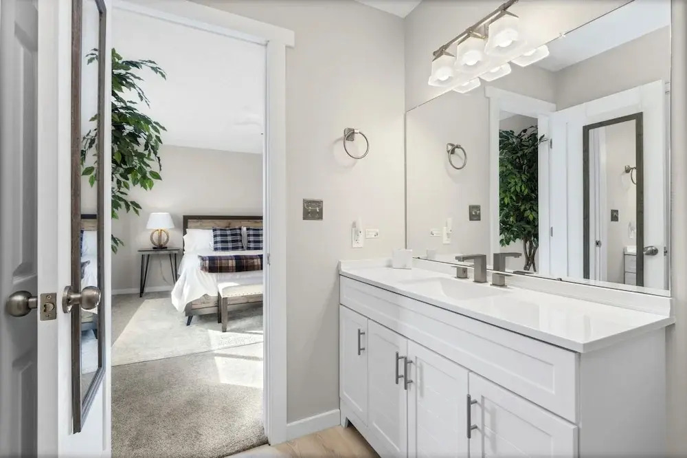 Chimney Park Retreat King Suite + Fenced Yard