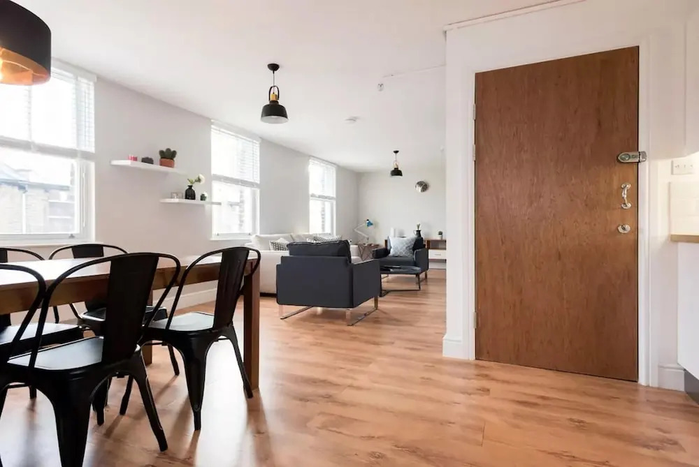 Amazing Modern 2 Bedroom Apartment in Zone 1!