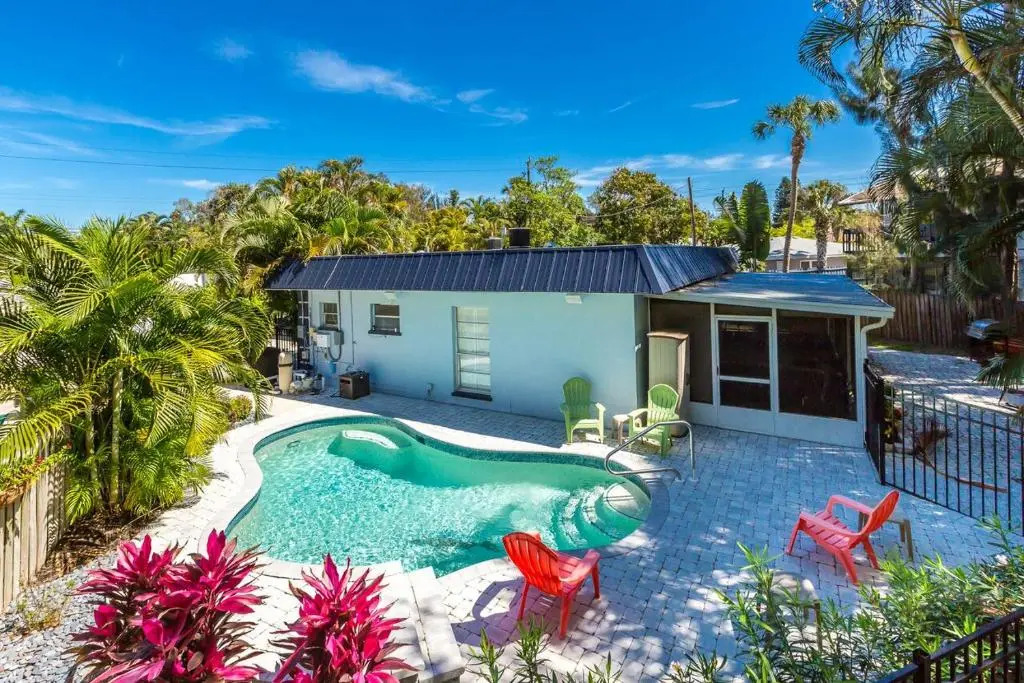 Crescent Street 1138 A, pet-friendly, 2 bedrooms, Pool, Walk to the beach