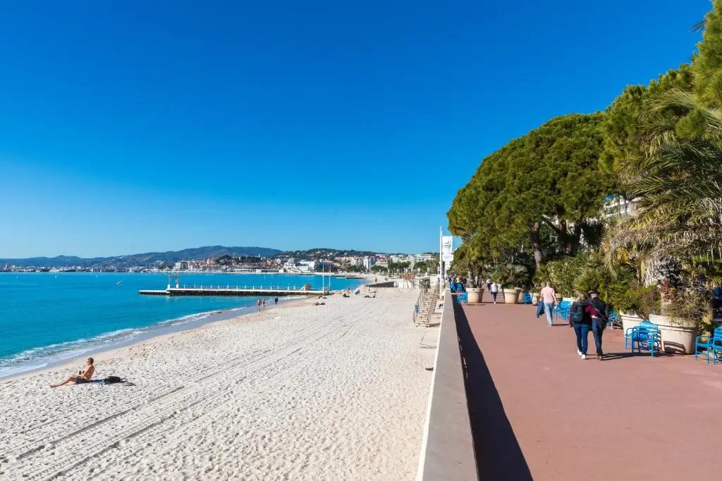 Chambre idéalement située à 50m de la Croisette