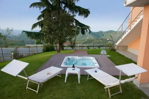 Intera casa con due appartamenti indipendenti e vasca idromassaggio a Barbaresco, Langhe