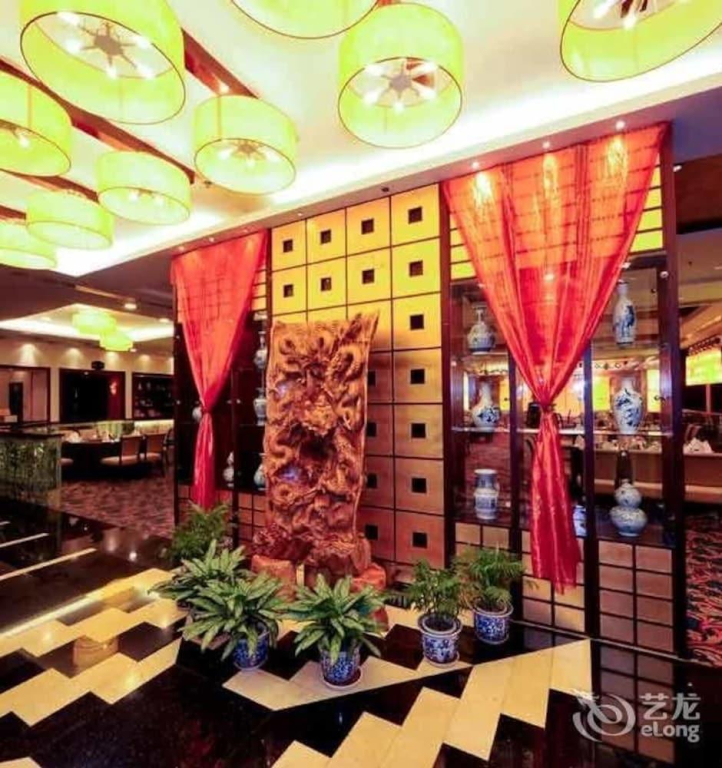 Beijing Xixi Friendship Hotel is located on Xidan Commercial Street and close to Tiananmen Square and the Forbidden City