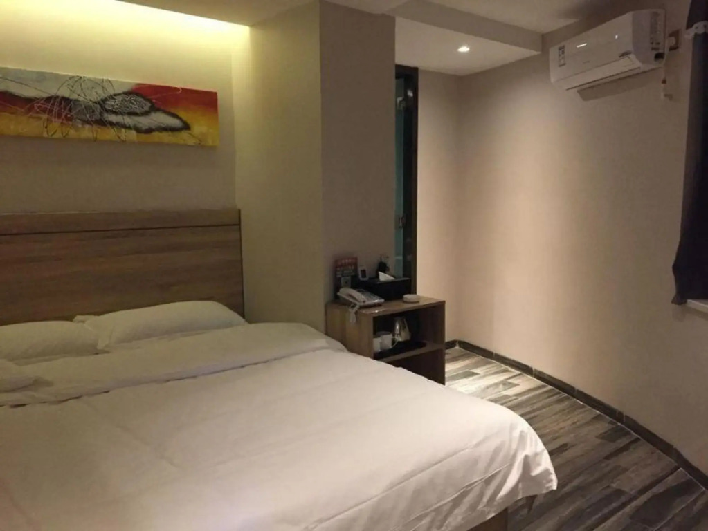 Zhongshan Jiating Apartment (Mingzhu Station Wangyu Road Branch)