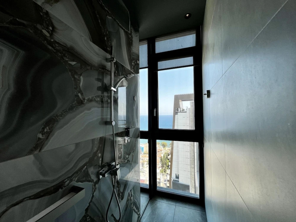 128 LIM - 2005 Stay Only Tower Suite