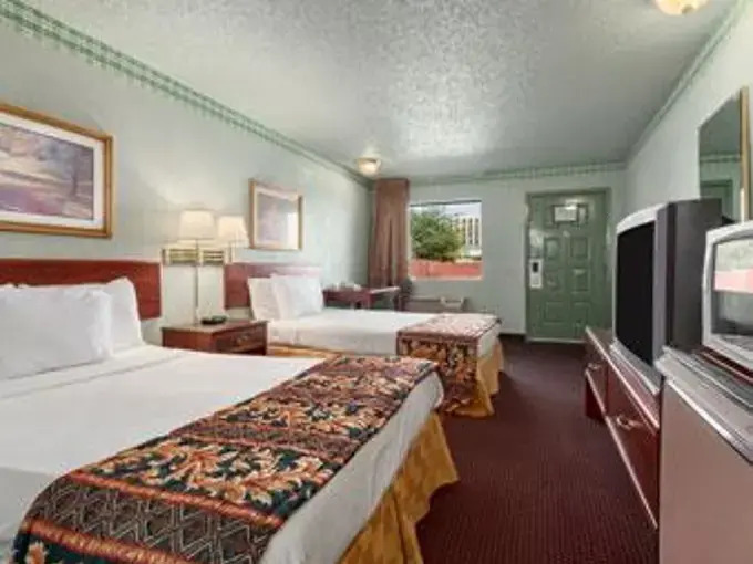 Super 8 Dallas Love Field Market Center