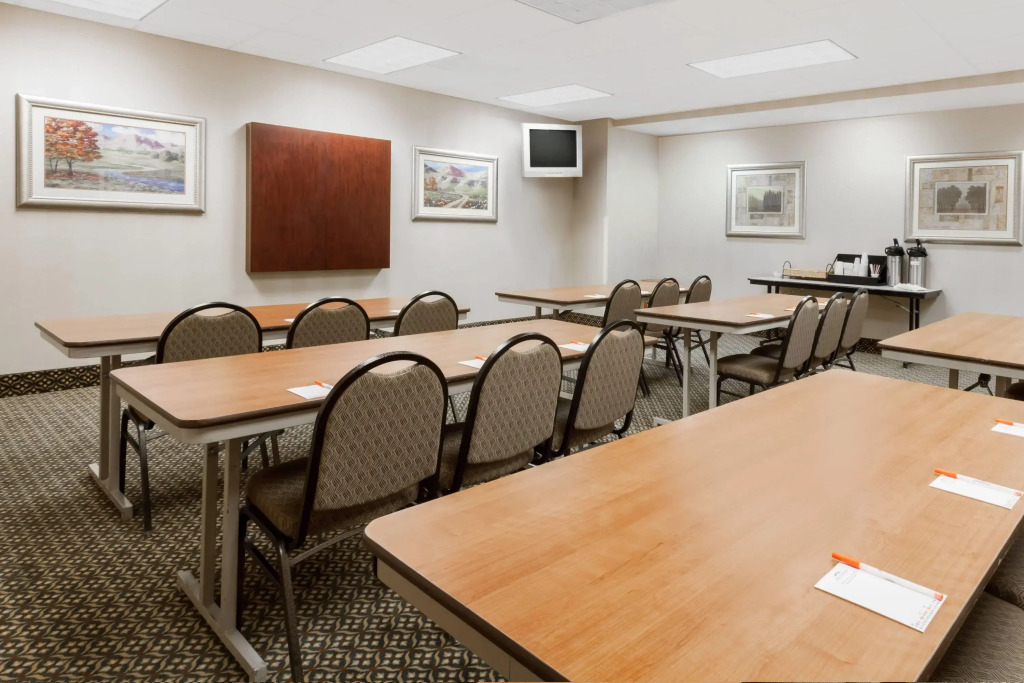 Howard Johnson by Wyndham Evansville East