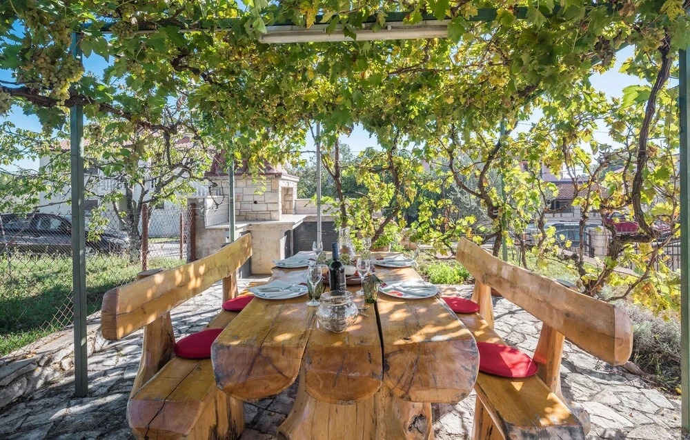 Stunning Home in Musalez With Wifi and 1 Bedrooms