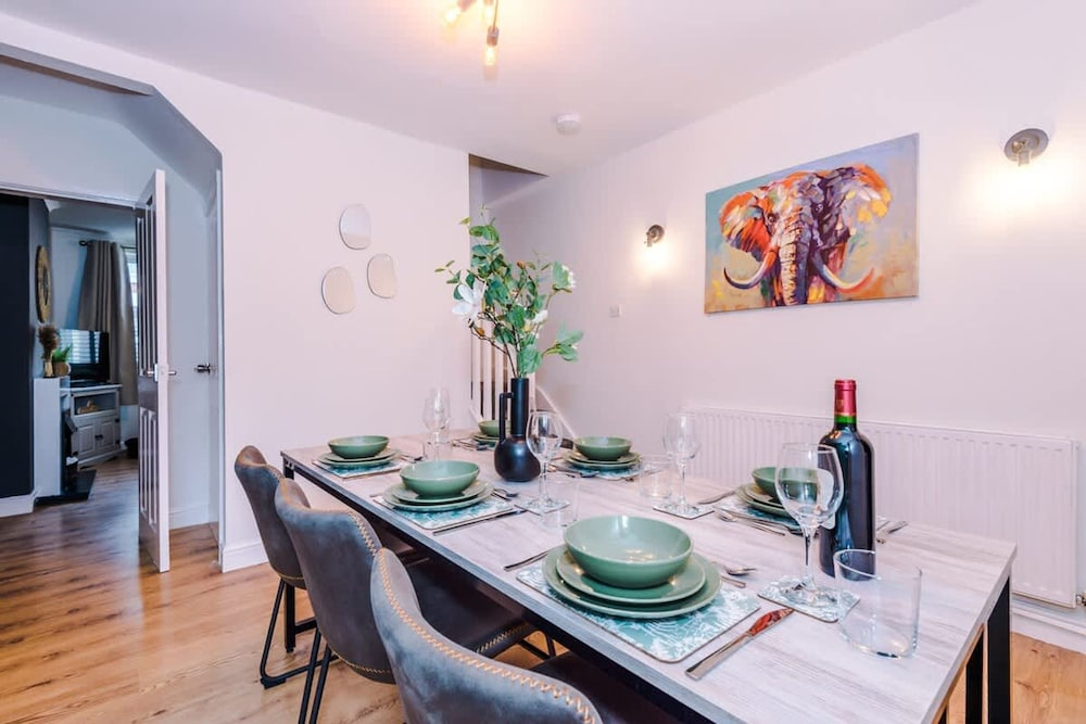 NEW Stylish Home City Centre Location Sleeps 6