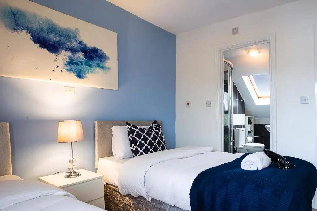 3 Bedroom 3 Bathroom House in Central Milton Keynes with Garden, Free Parking and Smart TV - Contractors, Relocation, Business Travellers