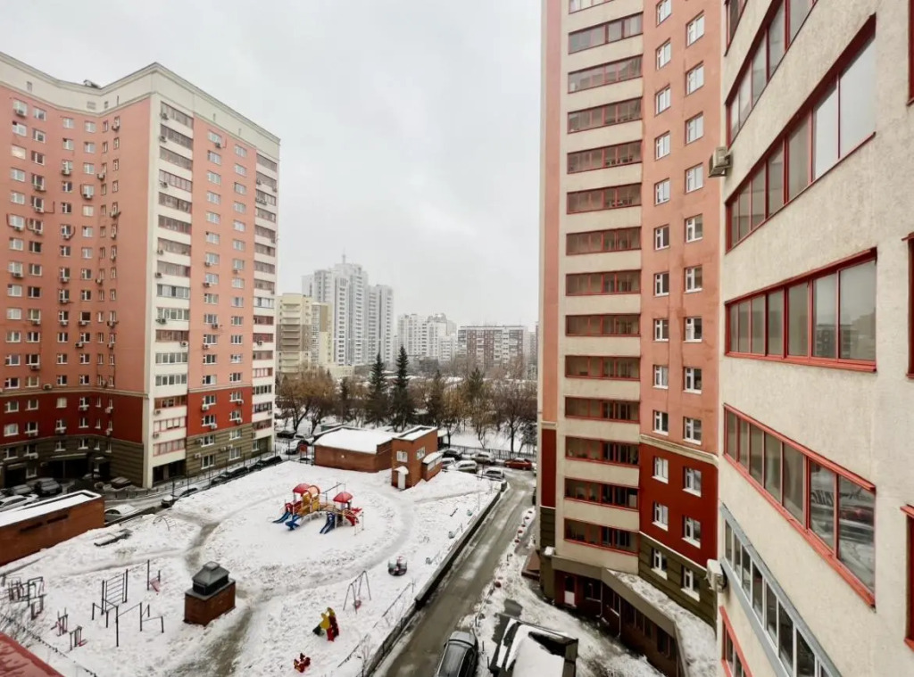 Диван и чемодан на улице Орджоникидзе