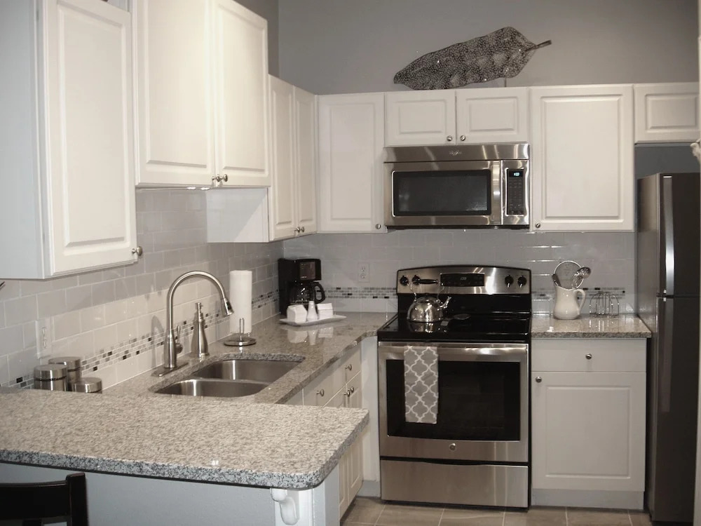 Near Theme Parks! Professional Design, Sleeps 7, Patio, Pool!