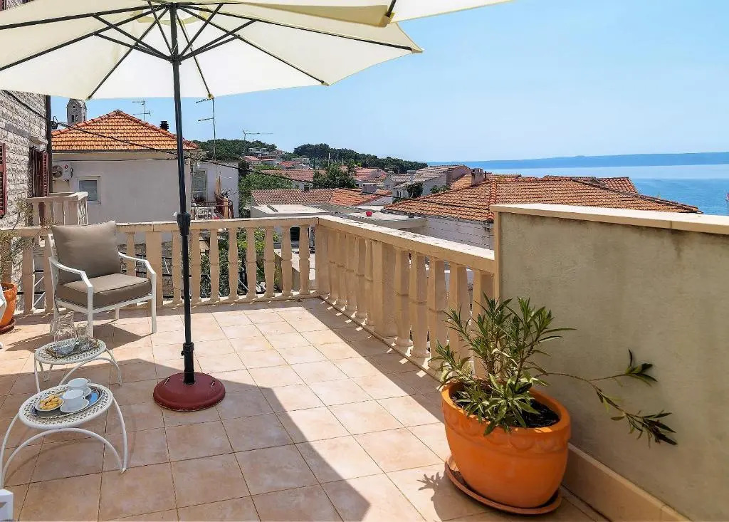 4 bedrooms seafront Villa LAURUS with heated pool for up to 8 people